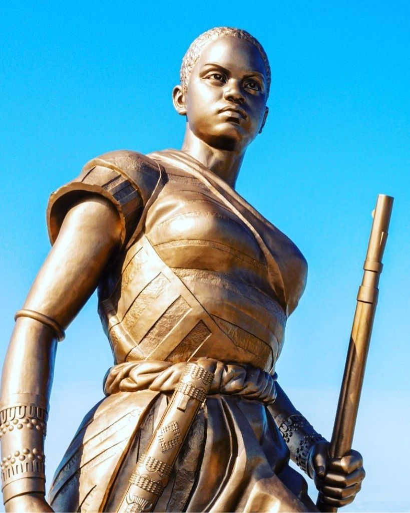 Le Monument Amazone ou encore l'Amazone est une statue érigée en hommage aux Amazones du Dahomey