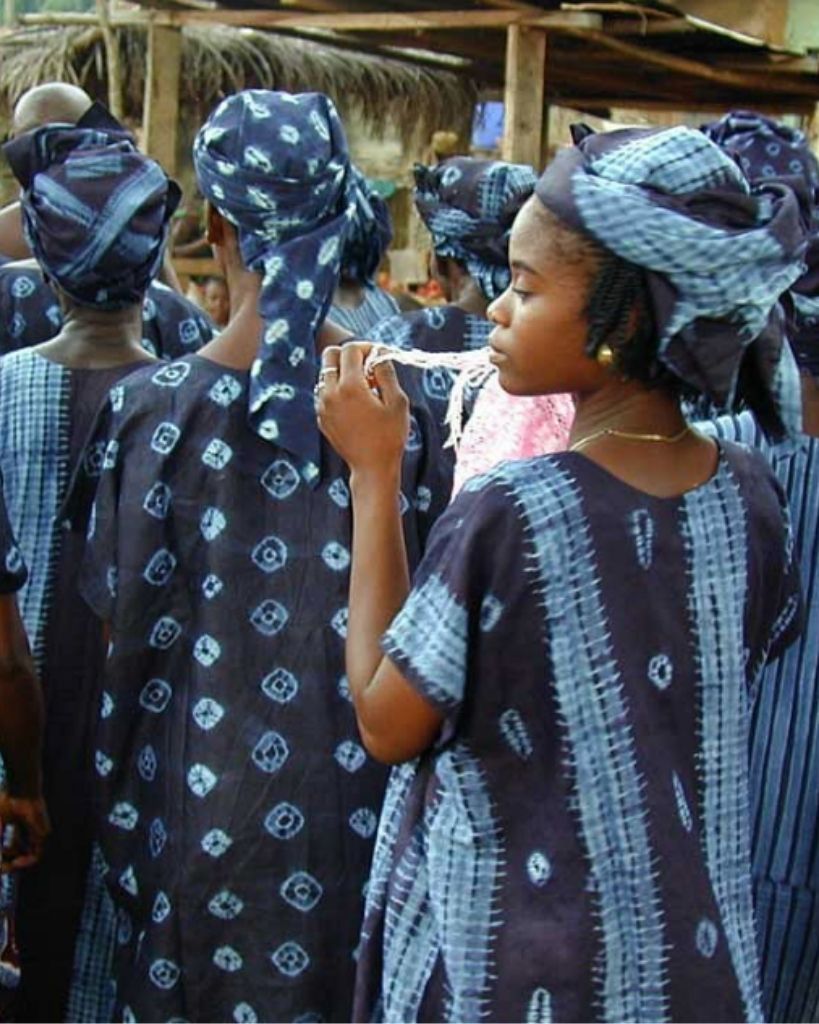 Femme de dos portant de l'indigo made in Africa fait main