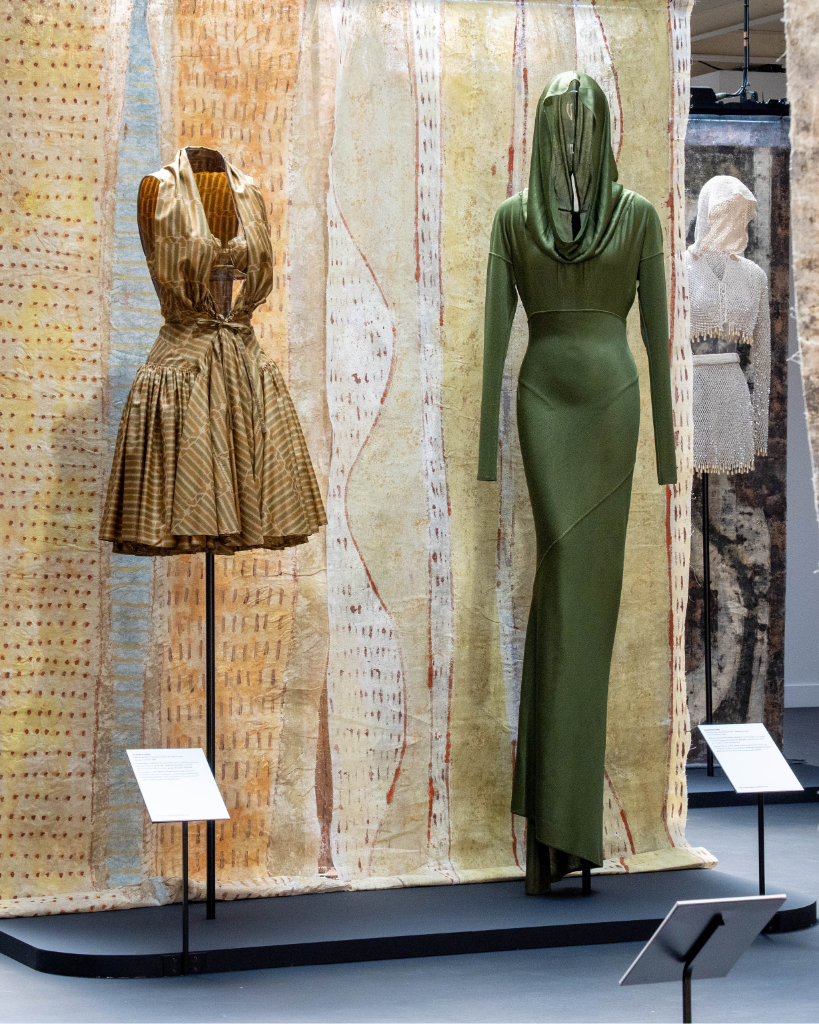 La exposición «Azzedine Alaïa y África»